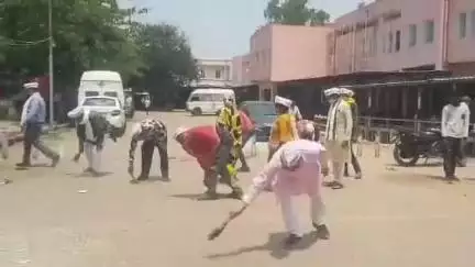 ललितपुर: आम आदमी पार्टी कार्यकर्ताओं ने ललितपुर के मेडिकल कॉलेज में चलाया स्वच्छता कार्यक्रम