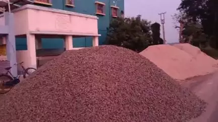 ভাতার: কালিটিকুড়ি বাসস্ট্যান্ডের প্রতীক্ষালয়ের সামনে অবৈধভাবে রাখছে পাথর, বালি পরিষ্কার করার দাবি স্থানীয়দের#jansamasya