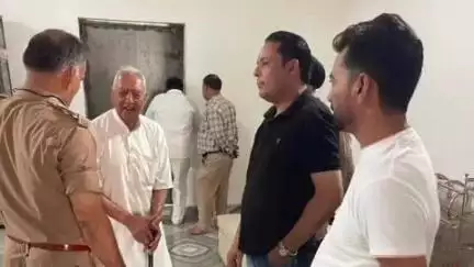चांदपुर: नूरपुर में अज्ञात चोरों ने बर्तन की दुकान का जंगला तोड़कर लाखों रुपए के बर्तन चोरी किए, सूचना पर थाना प्रभारी पहुंचे