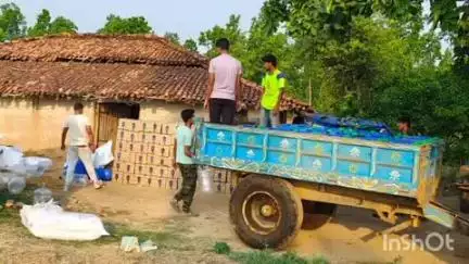 चतरा: पुलिस ने रोहमर और मारंगी गांव के बीच बबलू मुंडा के घर के पास से अवैध शराब ज़ब्त की