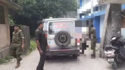 দিনহাটা ১: গোসানী রোড এলাকায় মদ খেয়ে এলাকায় অশান্তি করার অভিযোগে এক যুবকে গ্রেফতার করে আদালতে পেশ করলো দিনহাটা থানার পুলিশ