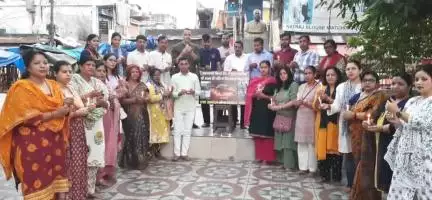एक समाज श्रेष्ठ समाज संस्था ने अहमदाबाद में एयर इंडिया विमान क्रैश में मृतक नागरिकों के आत्मा की शांति के लिए हल्द्वानी में कैंडल जलाकर दो मिनट का मौन व्रत रखकर विमान हादसे में मृतक नागरिकों को श्रद्धांजलि दी - योगेंद्र कुमार साहू
