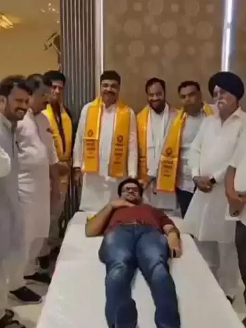 अलवर: कंपनी बाग के सामने रिवाज रिसोर्ट में संयुक्त व्यापारी महासंघ का रक्तदान शिविर, नेता प्रतिपक्ष टीकाराम जूली हुए शामिल