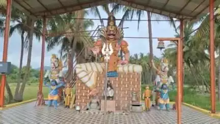 குடியாத்தம்: தட்டப்பாறை பெரியாண்டவர் கோவில் உண்டியலை உடைத்து பணம் கொள்ளை திரோபதி அம்மன் கோவில் கேட்டை உடைத்து வெள்ளி தாலி திருட்டு