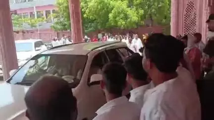 दतिया: पूर्व गृहमंत्री डॉ. नरोत्तम मिश्रा एक दिवसीय दौरे पर दतिया पहुँचे, माई कृपा निवास पर सुनीं आमजन की समस्याएँ