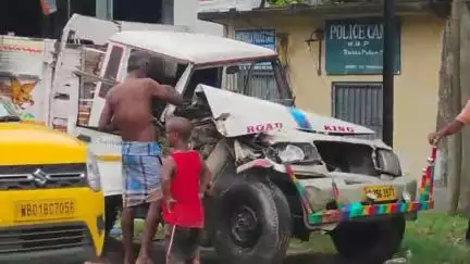বারাসাত ১: দত্তপুকুর টালিখোলা এলাকায় দুটি গাড়ির মুখোমুখি সংঘর্ষে অল্পের জন্য প্রাণে বাঁচলেন একটি গাড়ির চালক ও তার সহকর্মী