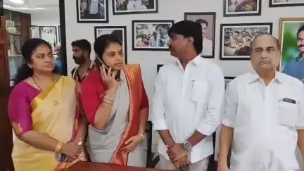 ఏడాది పాలన వైఫల్యం పుస్తక ఆవిష్కరణ చేసిన కాకినాడ జిల్లా వైసీపీ  జిల్లా అధ్యక్షుడు రాజా  వైసిపి సీనియర్ నేతలు