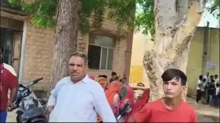 लुणी: जोधपुर लूणी क्षेत्र के सालावास में ग्रामीणों और महिलाओं ने जलदाय विभाग कार्यालय पर पानी की समस्या को लेकर किया प्रदर्शन