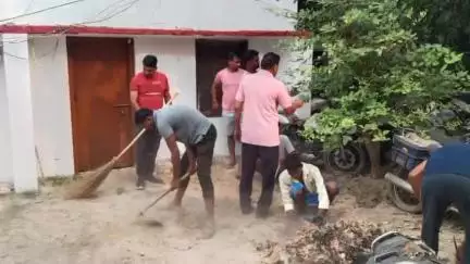 मऊ: जनपद के सभी थानों और पुलिस लाइन में स्वच्छता अभियान के तहत हुई साफ-सफाई, थानाध्यक्ष सहित पुलिसकर्मियों ने की सफाई