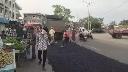 रायसेन: रायसेन में ₹14 करोड़ की लागत से बनी सड़क पर पैबंद लगाने का काम हुआ शुरू, लोगों में नाराज़गी #jansamasya