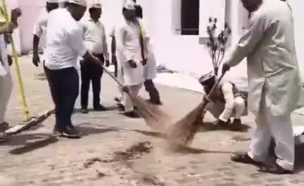 शोहरतगढ़: आम आदमी पार्टी के लोगों ने अपनी टीम के साथ सिद्धार्थनगर जिला अस्पताल में किया सफाई कार्यक्रम