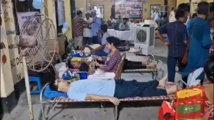 ব্যারাকপুর ২: ব্যারাকপুর পৌরসভার ৯ নম্বর ওয়ার্ড কমিটি ও হরহল পূজো সমিতির যৌথ উদ্যোগে ব্যারাকপুরে আয়োজিত হলো রক্তদান শিবির