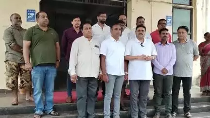 ದಾಂಡೇಲಿ: ಸಾರ್ವಜನಿಕ ಆಸ್ಪತ್ರೆಯಲ್ಲಿ ಚಿಕಿತ್ಸೆ ಪಡೆಯುತ್ತಿರುವ ಪಿಎಸ್ಐ ಹಾಗೂ ಪೋಲೀಸರ ಆರೋಗ್ಯ ವಿಚಾರಿಸಿದ ಸುನೀಲ ಹೆಗಡೆ, ಪೊಲೀಸರ ಕಾರ್ಯಕ್ಕೆ ಶ್ಲಾಘನೆ