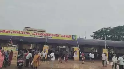రాజమండ్రి సిటీ: బురదలోనే ఆర్యాపురం బ్యాంకు బహుమతుల పంపిణీ, అవస్థలు పడుతున్న ఖాతాదారులు