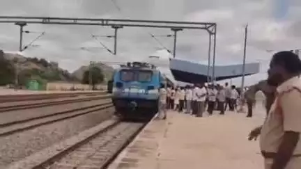 గుంతకల్లు: గుంతకల్లు రైల్వే డివిజన్ పరిధిలోని గూళ్యపాల్యం స్టేషన్‌లో సాంకేతిక లోపంతో నిలిచిన తిరుపతి ప్యాసింజర్ రైలు