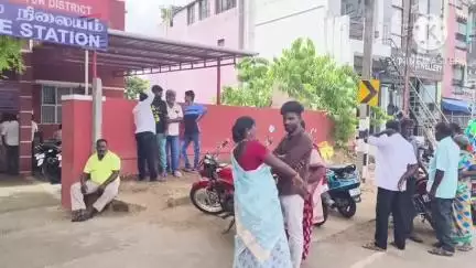 நாட்றாம்பள்ளி: காவல் நிலையத்தில்  காதல் ஜோடி தஞ்சம் ஆம்பளையா இருந்தா ஒத்தைக்கு ஒத்த வா என இருவீட்டாருக்கும் இடையே வாக்குவாதம்
