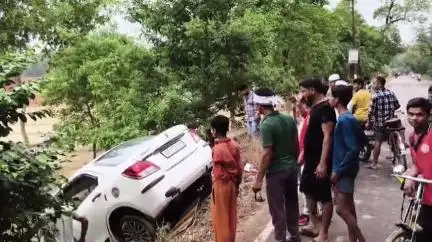 लहरपुर: लहरपुर-बिसवां मार्ग पर ग्राम खानपुर सादात के निकट तेज रफ्तार कार पुलिया से टकराई, कार हुई क्षतिग्रस्त