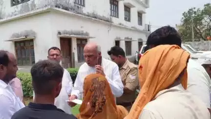 नौगढ़: सांसद जगदंबिका पाल ने मुख्यालय स्थित आवास पर आए लोगों की सुनी समस्याएं