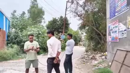 पीलीभीत: नकटा दाना चौराहे पर दुकानों के ऊपर से टूटकर गिरा हाई टेंशन बिजली लाइन का तार, उपकरण फूंके