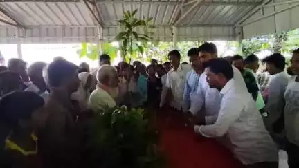 মঙ্গলকোট: “গাছ বাঁচলে, বাঁচবে প্রাণ, করবো সবুজের অভিযান” এই মন্ত্রকে সামনে রেখে পালিশগ্রামে চারাগাছ প্রদান করলেন জেলা সভাধিপতি