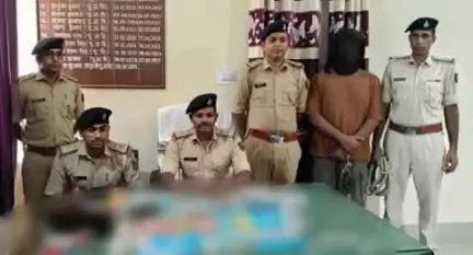 कटिहार जिला के सहायक थाना पुलिस द्वारा 01 साइबर फ्रॉड करने वाला आरोपी प्रथम कु० राय को 18 एटीएम,15 पासबुक एवं 03 मोबाइल के साथ किया गया गिरफ्तार I