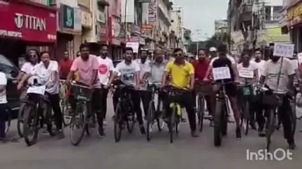 কোচবিহার ১: সাইকেল চালিয়ে পরিবেশ রক্ষার বার্তা তুলে ধরলো কোচবিহারের একটি স্বেচ্ছাসেবী সংগঠনের সদস্যরা উপস্থিত IC