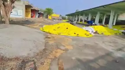 पिड़ावा: कृषि उपज मंडी में एमएसपी के खरीद केंद्र पर रखा गेहूं पानी में भीगा, हुआ नुकसान