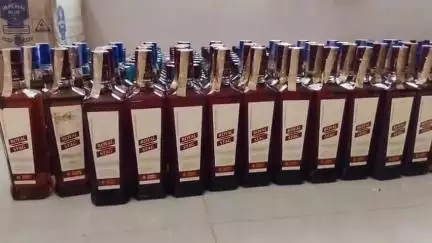 कटिहार: हरिगंज में 338 लीटर शराब के साथ एक तस्कर गिरफ्तार, उत्पाद अधीक्षक ने दी जानकारी