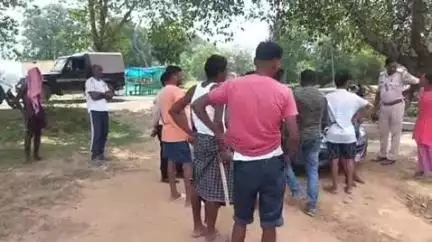 गुमला: खरका डेली मार्केट के पास युवती से मोबाइल छीनकर भागे तीन युवक