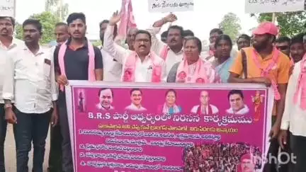 ములుగు: నార్లాపూర్ లో అర్హులైన పేదలకు ఇందిరమ్మ ఇళ్లు కేటాయించాలని రాస్తారోకో కార్యక్రమం ఏర్పాటు