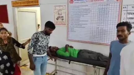 इटावा: तकिया ट्रांसपोर्ट के पास टक्कर लगने पर कार सवारों ने ई-रिक्शा चालक और उसके भाई को जमकर पीटा, जान बचाकर पहुंचे थाने