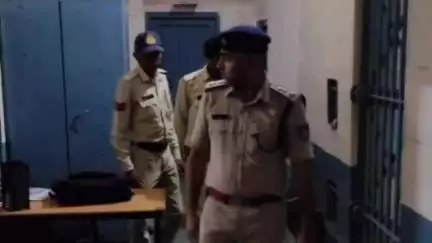 खरगौन: पुलिस अधीक्षक धर्मराज मीना ने ज़िले के थानों का निरीक्षण कर असामाजिक तत्वों पर नज़र रखने के निर्देश दिए