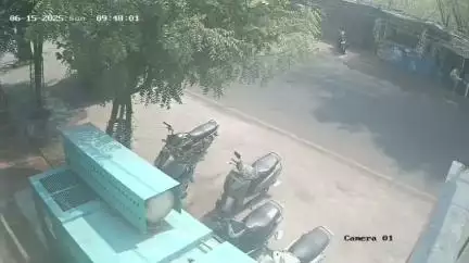 लाडपुरा: शहर में एक निजी रेस्टोरेंट के बाहर से स्कूटी हुई चोरी, स्कूटी चोरी करते 3 लड़के सीसीटीवी में हुए कैद