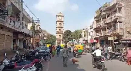 વઢવાણ: શહેરના દાળમિલ રોડ પર ચરમાડિયા મંદિર વિસ્તારમાં જુગાર રમતા ચાર શખ્સોને એ ડિવિઝન પોલીસે ઝડપી પાડ્યા