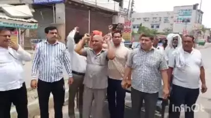 पलवल: बिजली कटौती से पलवल में लोग परेशान, बिजली विभाग के खिलाफ रेलवे रोड पर किया विरोध प्रदर्शन #jansamasya
