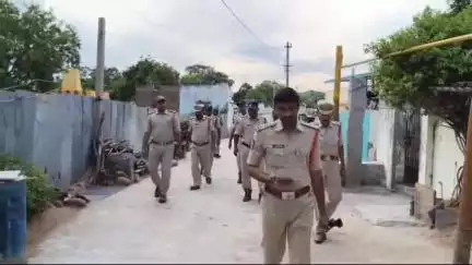 ఎద్దులవాండ్ల పల్లిలో సీఐ నరేందర్ రెడ్డి సమక్షంలో కార్డెన్ సెర్చ్ నిర్వహించిన పోలీసులు