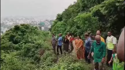 విశాఖపట్నం: సీతమ్మధారలో విత్తన బత్తులు చల్లిన మహానగర పర్యావరణ సంయోజక్ ఎస్పీబీ రంగాచార్యులు