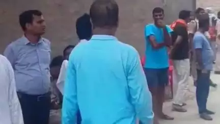 सुगौली: सुगौली के फुलवरिया में अतिक्रमण हटाने गई टीम को झेलना पड़ा आक्रोश, महिलाओं के झुंड ने की धक्का-मुक्की