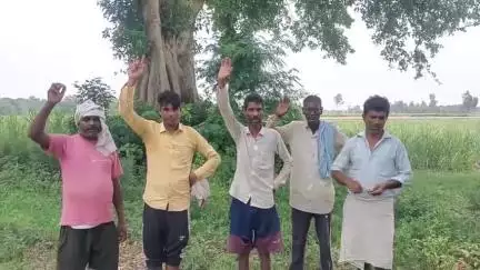 पूरनपुर: गांव बख्तापुर में खड़ंजा निर्माण में लगाई जा रही पीली ईट, ग्रामीणों ने किया विरोध #jansamasya