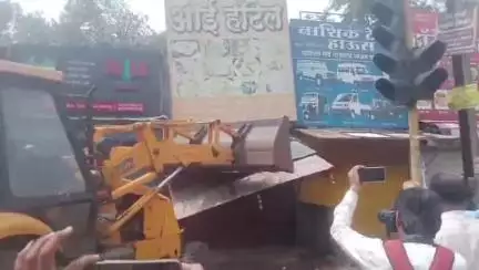 नाशिक: महापालिकेच्या वतीने रहदारीस अडथळा निर्माण होणारे मुंबई नाका ते द्वारका रस्त्यावर अतिक्रमण मोहीम