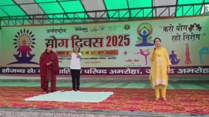 अमरोहा: अमरोहा नगर पालिका परिसर में योग सप्ताह का शुभारंभ हुआ, किया गया योग