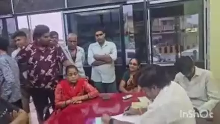 बेमेतरा: बेनेतरा के रायपुर रोड स्थित कार्यालय में नगर पालिका अध्यक्ष विजय सिन्हा ने वार्डवासियों की फरियाद सुनी