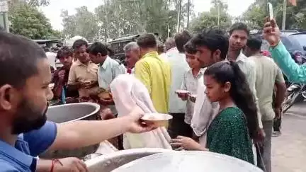 धनौरा: गजरौला के इन्द्राचौक पर कैंची धाम बाबा के स्थापना दिवस के अवसर पर हनुमान सेवक दल के सौजन्य से प्रथम भंडारे का आयोजन