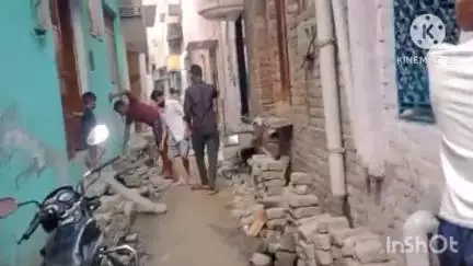 फिरोज़ाबाद: नगर निगम क्षेत्र देवनगर गली नम्बर एक में अधूरी सड़क-नाली बना मुसीबत, ठेकेदार की लापरवाही से लोग बेहाल #jansamasya