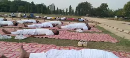 मऊ: पुलिस लाइन मऊ में योग दिवस का शुभारंभ, एसपी भी रहे मौजूद