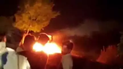 छतरपुर: पारा तिलवा के पास कार में लगी आग, धू-धू कर जली, घटना का वीडियो सोशल मीडिया पर वायरल!