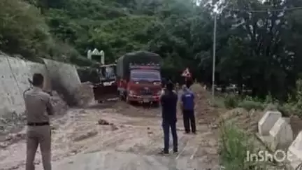 बागेश्वर: जिले में भारी बारिश के कारण कपकोट-कर्मी मोटर मार्ग में मलुवा आने से मार्ग बंद, खोलने का प्रयास जारी