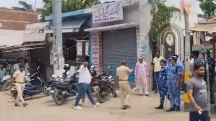 दरभंगा: जिला मुहर्रम कमेटी अध्यक्ष पद के लिए किलाघाट के मदरसा हमीदिया में भारी पुलिस बल के साथ वोटिंग जारी