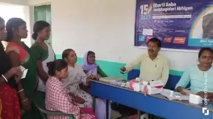 गोविंदपुर: जमडीहा पंचायत में धरती आबा जनजातीय ग्राम उत्कर्ष अभियान के तहत शिविर लगा, मुखिया ने सुनी जनता की समस्या