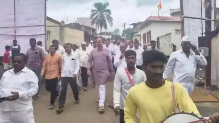 कोरेगाव: कोरेगाव तालुक्यात डिजिटल रेशनिंग कार्ड वितरणाचा पहिला मान नेहरवाडीला; आ.मनोजदादा घोरपडे यांनी वाटले डिजिटल रेशनिंग कार्ड
